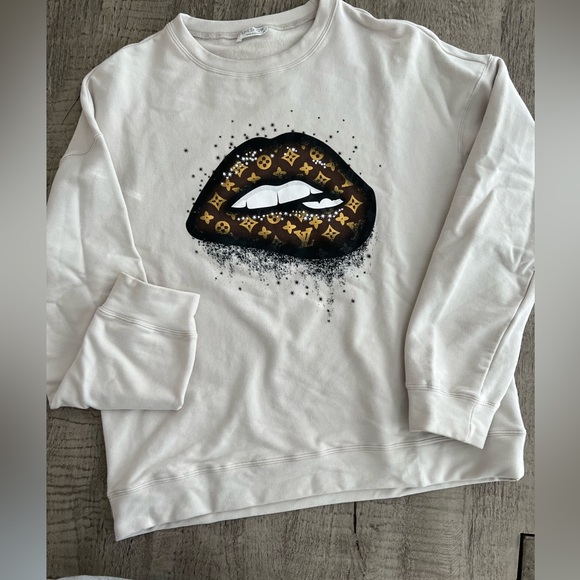 SHESHOW Designer Inspired Lip Graphic Sweatshirt - Picture 3 of 7